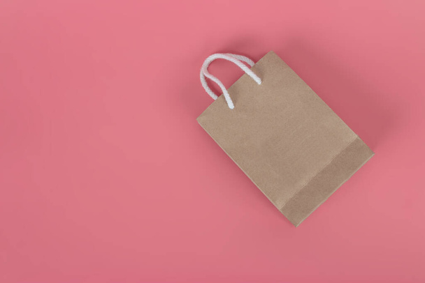 Бумажные пакеты на пастельно-розовом фоне, концепция охраны окружающей среды
 - Фото, изображение