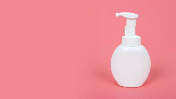 Kozmetikai mock up palack pasztell rózsaszín háttér - Fotó, kép