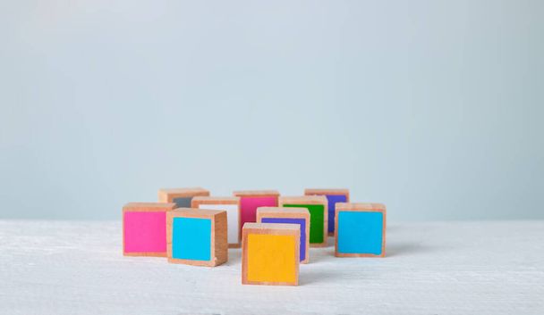 Blocos de madeira multicoloridos são desordenados em uma mesa de madeira, tons Pastel
 - Foto, Imagem