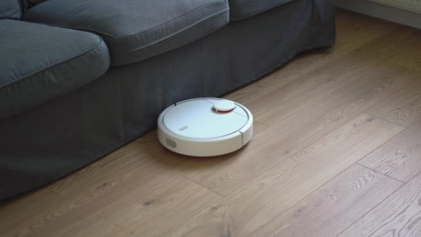 Aspirapolvere bianco robot pavimenti di pulizia a casa. Concetto di casa intelligente. Futura famiglia
 - Filmati, video