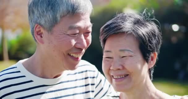 Azjatycka para starców uśmiecha się do ciebie - Materiał filmowy, wideo