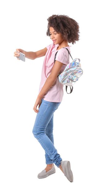 Afro-Amerikaanse tiener mode blogger met mobiele telefoon op witte achtergrond - Foto, afbeelding