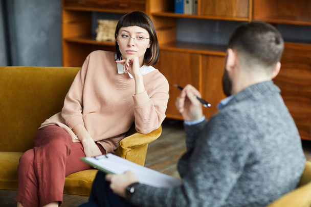 Woman talking to psychologist - Φωτογραφία, εικόνα