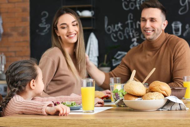 Onnellinen perhe syömässä yhdessä keittiössä
 - Valokuva, kuva