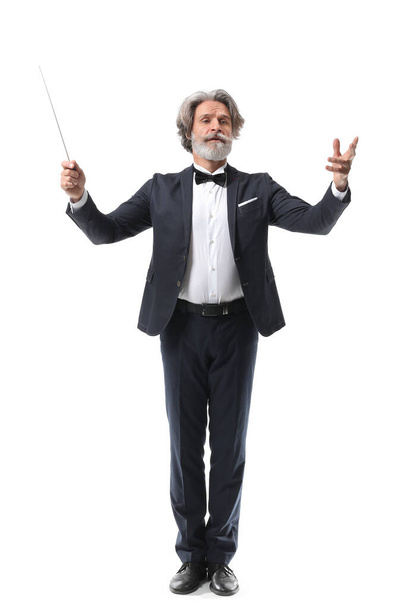 Starší mužský dirigent na bílém pozadí - Fotografie, Obrázek