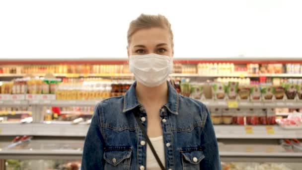 Femme dans un masque de protection dans un magasin
 - Séquence, vidéo