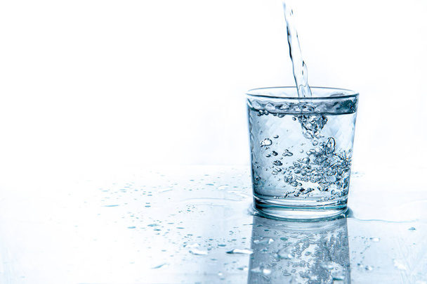 Vesi roiskuu lasista eristetty valkoisella pohjalla - Valokuva, kuva
