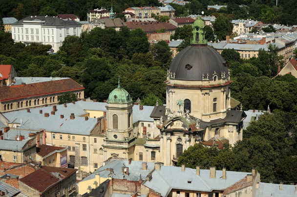 Gyönyörű tetők házak és templomok Lviv - Fotó, kép