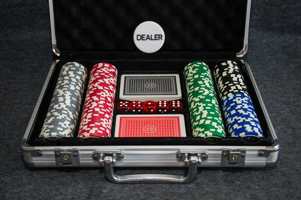 żetony i karty pokerowe w przypadku - Zdjęcie, obraz