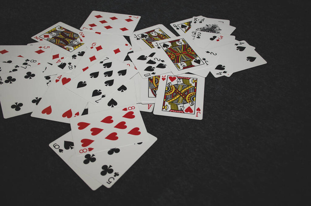 speelkaarten en poker chips op grijze achtergrond - Foto, afbeelding