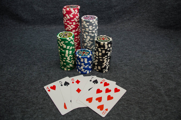 гральні карти і покерні фішки на сірому фоні
 - Фото, зображення