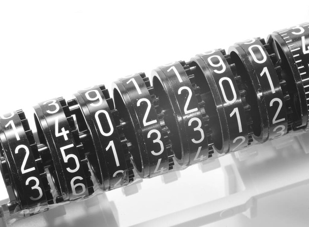 monet numerot vanha analoginen tyyppi laskuri valkoisella taustalla
 - Valokuva, kuva