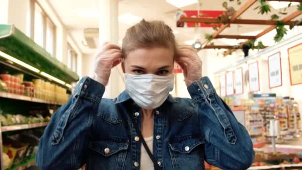 Γυναίκα με προστατευτική μάσκα σε ένα κατάστημα - Πλάνα, βίντεο
