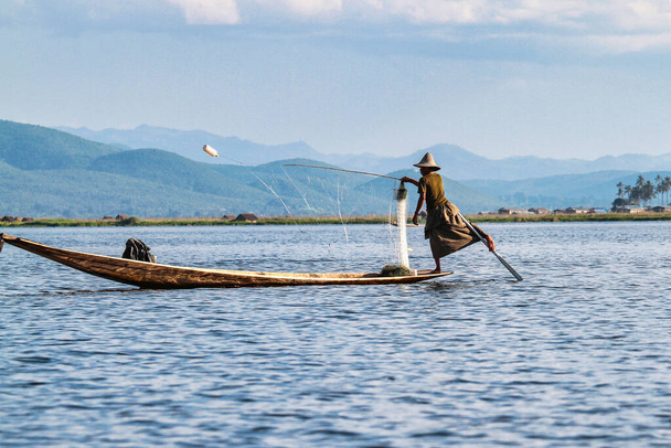 Leg Fisher on Inle Lake in Mayanmar, former Burma in Asia - Фото, зображення