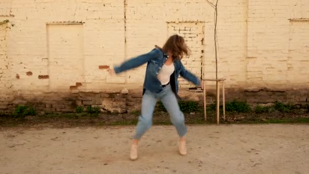 Vrouw dansend in een beschermend masker - Video