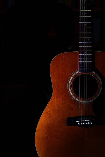 Guitarra acústica sobre fundo preto - Foto, Imagem