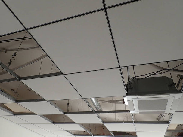 Yeniden inşa edilmiş modern ofis binasında alçı taşı tavan ızgarası. - Fotoğraf, Görsel