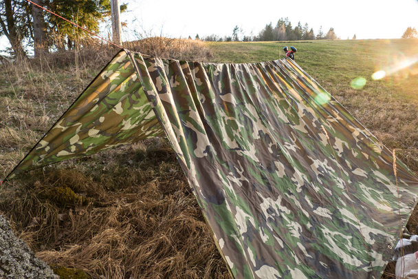refugio textil ligero simple para senderismo en la naturaleza
 - Foto, imagen