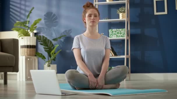Śledzenie lewego nagrania kobiety medytującej w domu - Materiał filmowy, wideo