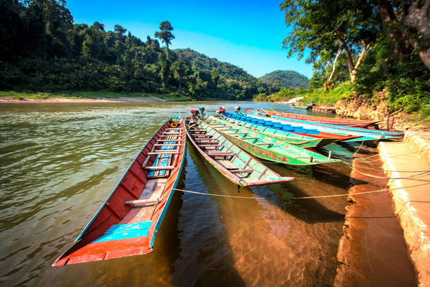 Туристи з місцевих дерев "яних човнів подорожують по річці Кан у ЛУАНГРАБАНГ (ЛАОС) - Фото, зображення
