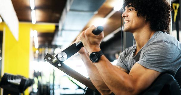 Portrait of healthy man working out in gym - Foto, Imagem