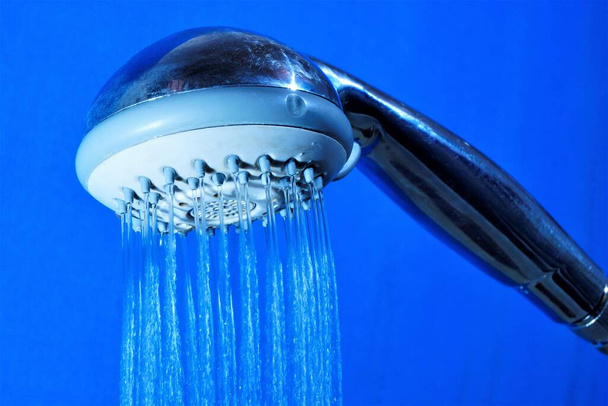 Zuhany - fontos napi higiénia a fürdőszobában folyó vízzel. Zuhanyzó fúvóka víz kezelések egy sugárhajtású víz különböző hőmérsékleten - kezelés és megelőzés a fürdőszobában vagy zuhanyzóban. - Fotó, kép