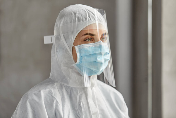 médico em desgaste protetor, máscara e protetor facial - Foto, Imagem