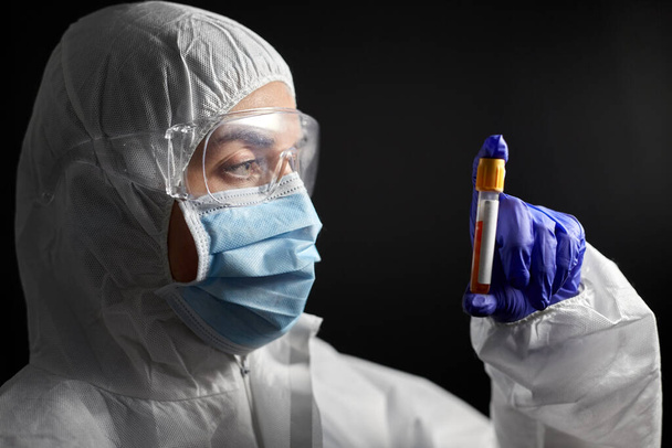 scientist in protective mask with test tube - Foto, Imagem