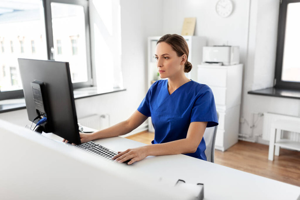 orvos vagy nővér számítógéppel dolgozik a kórházban - Fotó, kép