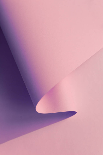 Abstract ontwerp van lichtgroen papier golf op natuurlijke gele witte vlakte achtergrond. Fashion trending pastel roze kleur roll. - Foto, afbeelding