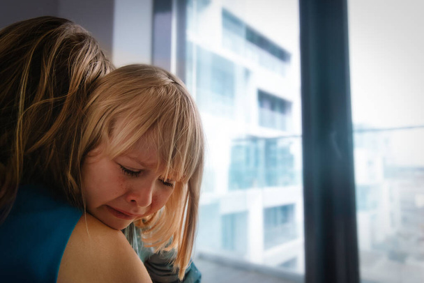 triste chorando menina abraçando mãe dentro de casa, crianças ansiedade e estresse
 - Foto, Imagem
