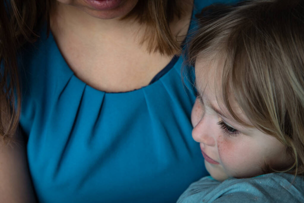 triest huilen klein meisje knuffelen moeder, kinderen angst en stress - Foto, afbeelding