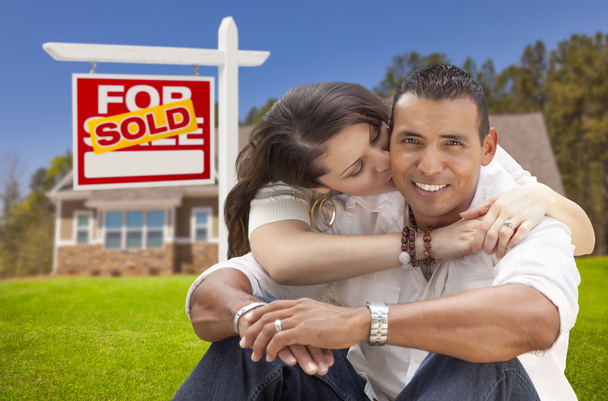 Spanisches Paar, neues Zuhause und verkauftes Immobilienschild - Foto, Bild