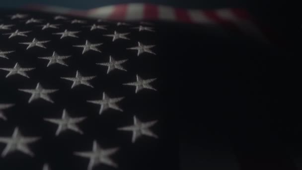 Σημαία ΗΠΑ κυματίζει σε σκοτεινό ατμοσφαιρικό περιβάλλον σε αργή κίνηση. Άπειρος βρόχος. - Πλάνα, βίντεο