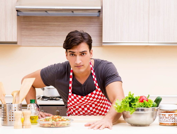 Hombre cocinero masculino preparando comida en la cocina - Foto, Imagen