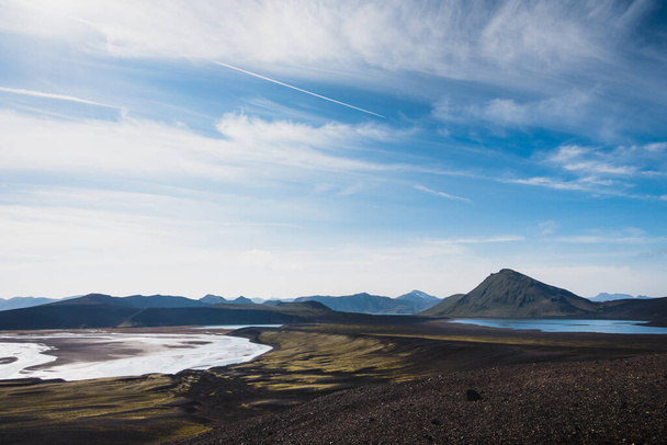 Paisaje volcánico con montañas y lagos en Islandia
. - Foto, Imagen