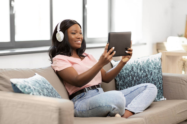 woman with tablet pc listening to music at home - Foto, immagini