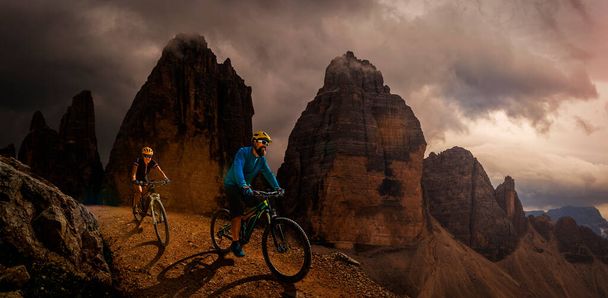 Cyclisme aventure en plein air dans les Dolomites. Cyclisme femme et homme en VTT électriques dans le paysage des Dolomites. Couple vélo VTT piste d'enduro. Activité sportive de plein air
. - Photo, image