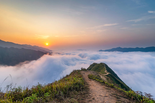 Ta Xua é uma famosa cordilheira no norte do Vietnã. Durante todo o ano, a montanha ergue-se acima das nuvens, criando inversões de nuvens
. - Foto, Imagem