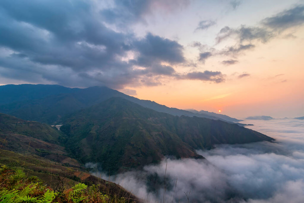 Ta Xua é uma famosa cordilheira no norte do Vietnã. Durante todo o ano, a montanha ergue-se acima das nuvens, criando inversões de nuvens
. - Foto, Imagem