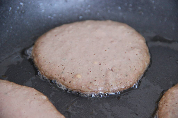 La poêle sur laquelle les crêpes de foie sont frites, l'état de semi-préparation
 - Photo, image