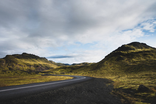 Droga przez krajobraz wiejski (południowa Islandia). - Zdjęcie, obraz