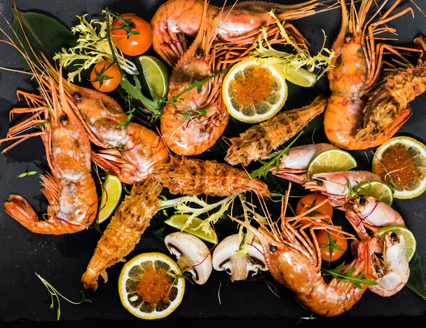 shrimps on stone plate - Zdjęcie, obraz