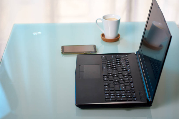 Espacio de trabajo limpio y minimalista. Laptop y café. La imagen contiene espacio para el texto
. - Foto, Imagen