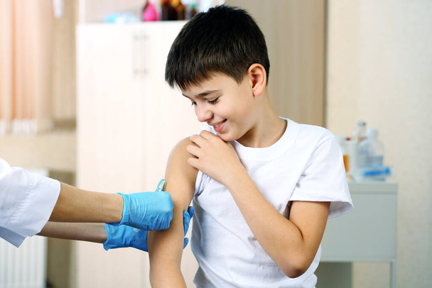 Garçon et seringue de vaccin
 - Photo, image