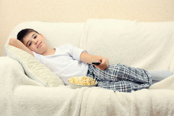 Boy watching TV at home - Foto, Imagem