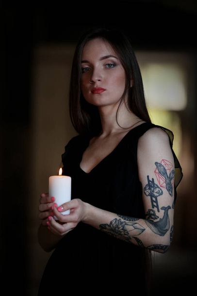 Nuori nainen kynttilän huoneessa
 - Valokuva, kuva