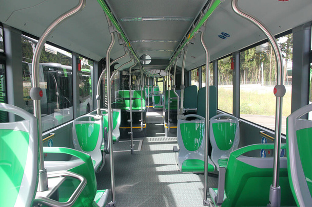 Siedzenia w autobusie miejskim przystosowane dla osób niepełnosprawnych - Zdjęcie, obraz