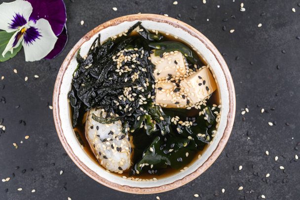 Misosuppe mit Tofu und Lachs - Foto, Bild