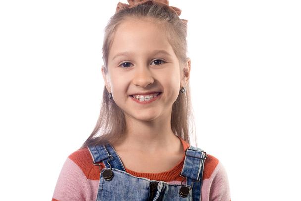 Ortodonti aletli küçük bir kızın portresi beyaz arka planda izole edilmiş.. - Fotoğraf, Görsel